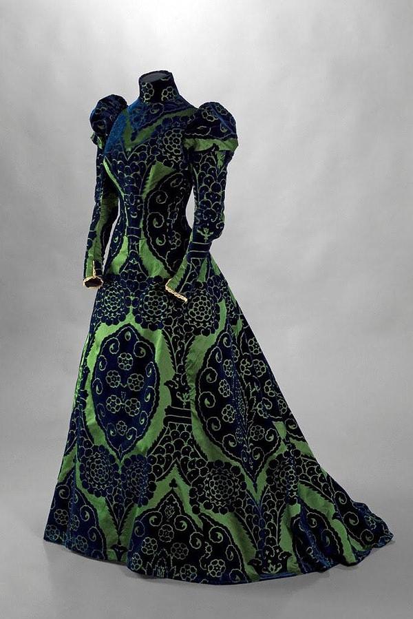 1. Kumral saçlarına yakıştığı için sık sık parlak yeşil renkte kıyafetler seçen Fransız Kontes Greffulhe'ye ait 1800'lerden kalan bir çay elbisesi.