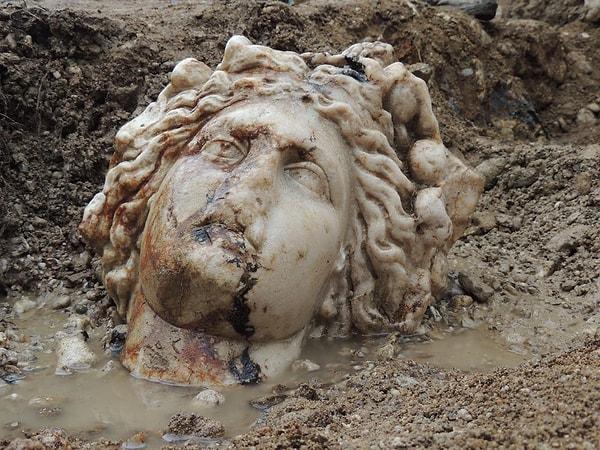 9. Kütahya'daki Aizanoi antik kentinde yapılan bir arkeolojik kazıda ortaya çıkarılan, Yunan mitolojisi şarap tanrısı Dionysos'un başı.