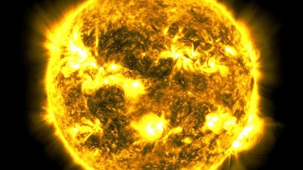 90 bine yakın fotoğrafın birleştirilerek oluşan görsel, Güneş'in büyüklüğünü gözler önüne serdi. Fotoğraflarda neredeyse bir pikseli aşmayan gezegen kasırgalarının bile 14 adet Dünya boyutunda olduğu açıklandı.