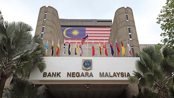 Malezya Merkez Bankası 55 yaşındaki emeklilerin fonları çekmesi durumunda miktarın onlara ancak 3 yıl yeteceğini belirtti.