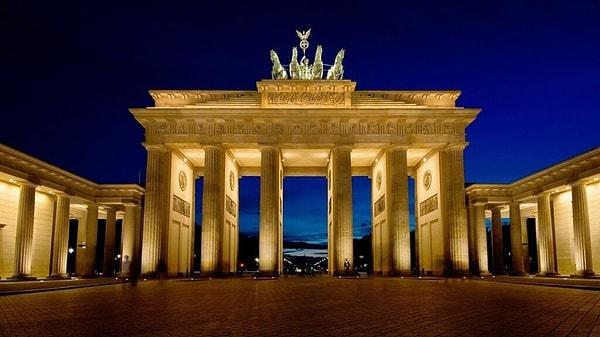 Karl Friedrich Schinkel tarafından tasarlanan Berlin’deki Brandenburg Kapısı, Alman Neoklasik mimarisinin simgesidir.