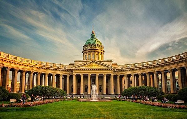 Ruslarda ise Andrey Voronikhin’in tasarladığı St. Petersburg’taki Kazan Katedrali, Rus Neoklasik mimarisinin önemli örneklerinden sayılır.