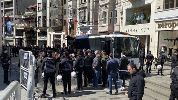 Cumartesi Anneleri de gözaltılarla ilgili yaptığı açıklamada, "AYM kararına uyun, toplanma ve basın açıklaması yapma özgürlüğümüzü ihlal etmeye son verin, Galatasaray’daki ablukayı derhal kaldırın'' denildi.