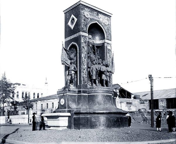 İtalya'ya gönderilmesinin sebebi ise Taksim Cumhuriyet Anıtı'nın yapılmasıdır. Bir süre Canonica'ya yardımcı olur ve sonrasında Ermenegildo Luppi'nin atölyesine devam eder. 1930'da ise yurda döner ve 3 sene boyunca yurtiçi sergilere katılır.