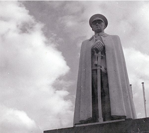 1933'te evlenir ve eşinin işinden dolayı sık sık yurtdışında bulunur. Özellikle İtalya'da ve Moskova'da uzun süre kalır ve 1938'de Moskova'da bir sergiye katılır. Aynı yıl Atatürk ve İnönü için açılan anıt heykel yarışmasına katılır ve kazanır.