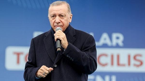 "Derin bir muhabbetle bağlı olduğumuz İstanbul'u birilerinin ihtiraslarına kurban edemeyiz" diyen Erdoğan, "Fatih'in emaneti olan bu güzel şehrin karanlığa sürüklenmesine seyirci kalamayız. Nerede eksik, sıkıntı, ihtiyaç varsa müdahale ediyor; yapmaktan çekinmiyoruz. Asıl sorumlusu becerip devam ettiremediği için bu metro hattını büyükşehir belediyesi yapmadığı için bakanlığımız devraldı" diye konuştu.