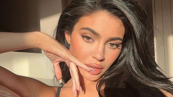 Instagram’da en çok takip edilen isimlerden birisi olan Kylie, kendi kozmetik ve güzellik markası aracılığıyla adını iş insanlarının arasına yazdırıp servetine servet katmaya devam ediyor.