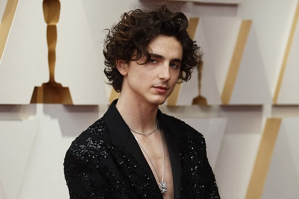 1995 doğumlu genç oyuncu Chalamet hatırlarsanız Zendaya ile başrolde olduğu, geçtiğimiz sene vizyona giren 'Dune' ve daha önce 'Call Me By Your Name' filmleri ile popülerlik kazanmıştı.