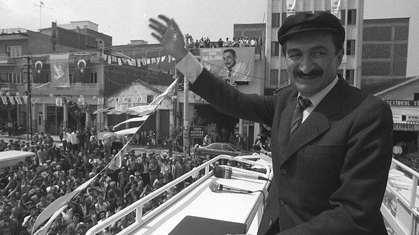 Bülent Ecevit, 1990'ların sonunda yeniden yükselişe geçti. PKK Terör Örgütü lideri Abdullah Öcalan'ın yakalandığı haberini kamuoyuna Ecevit'in açıklaması, bu süreçte büyük bir destek toplamasını sağladı.