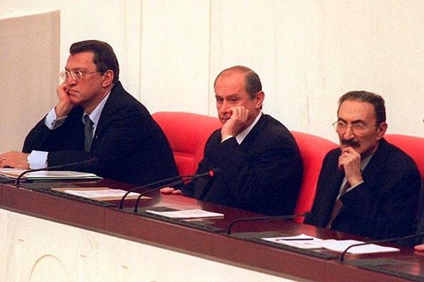 Ecevit'in Ak Güvercinli DSP'si, 1999 seçimlerinde birinci parti olarak iktidara geldi. DSP, MHP ve ANAP üçlü koalisyon kurdu.