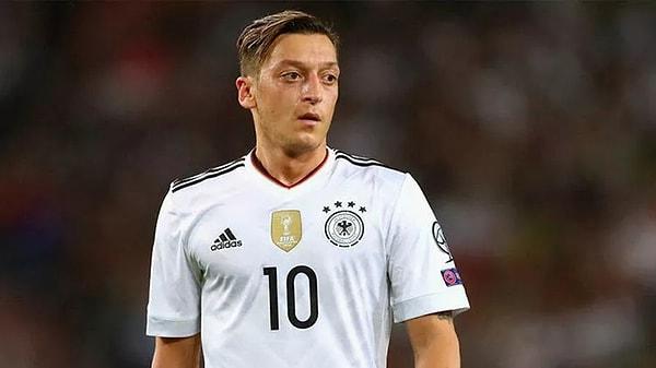 Almanya Milli Takımı ile 2014 Dünya Kupası'nı kazanan, Real Madrid, Arsenal ve Fenerbahçe gibi takımların formasını giyen Mesut Özil, 22 Mart'ta (34 yaşında) futbolu bıraktığını açıklamıştı.