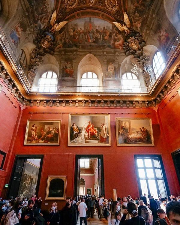 2. Louvre Müzesi'ndeki bütün sanat eserlerini görmek için 100 gün gerektiğini biliyor muydunuz?