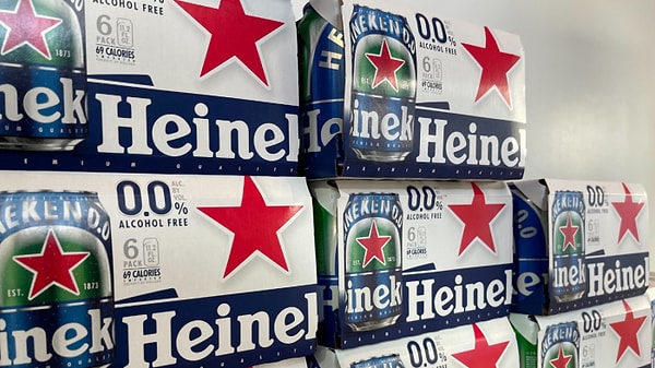 Heineken’den yapılan yazılı açıklamada, depozitosuz kutuların hala piyasaya sürülüyor olmasının, mümkün olduğunca az stok bulundurma hedefinden kaynaklandığı belirtildi.