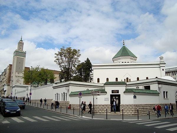 9. Büyük Paris Cami'nin 2.Dünya Savaşı zamanında Yahudileri yeraltı mezarlarının bulunduğu bölgede sakladığını biliyor muydunuz?