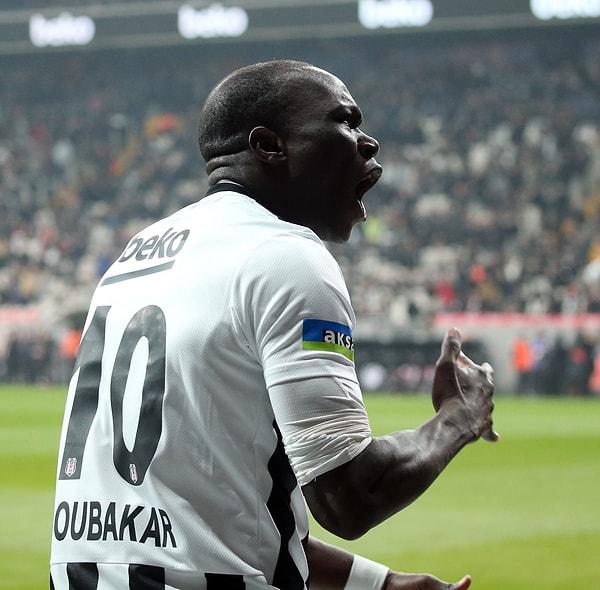 Dakikalar 39'u gösterdiğinde Beşiktaş elle oynama nedeniyle penaltı kazandı. Penaltı vuruşunu gole çeviren isim Aboubakar oldu.