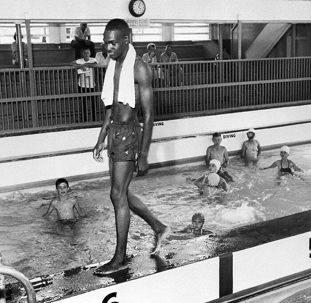 1. 1958 yılında ayrılmış havuzda renk çizgisini geçen David Isom yüzünden yetkililer tesisi kapamıştı.