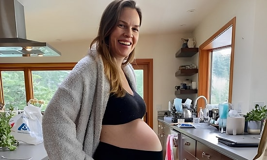 48-летняя звезда «Малышки на миллион» Хилари Суонк родила двойню — мальчика и девочку