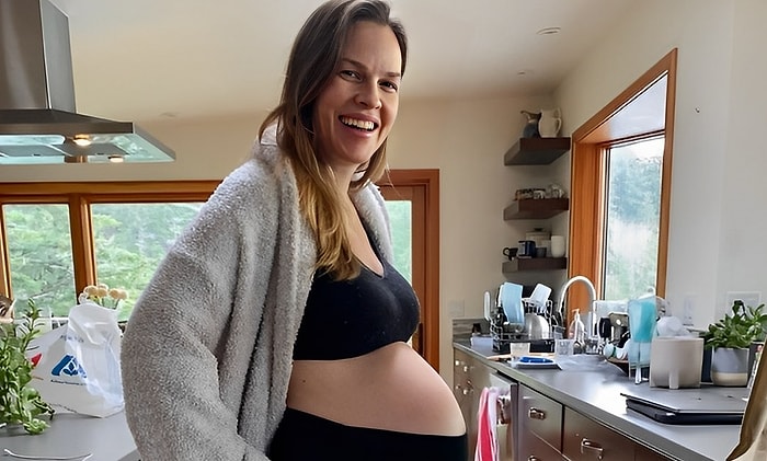 48-летняя звезда «Малышки на миллион» Хилари Суонк родила двойню — мальчика и девочку