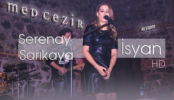 Çünkü başarılı oyuncu Serenay Sarıkaya, güzelliği kadar sesiyle de birçok kişiyi etkilemeye devam ediyor! Bildiğiniz gibi kendisi yet aldığı dizilerde, filmlerde ve katılım gösterdiği davet ve programlarda birkaç parça okuyup ortalığı şenlendirmeyi çok seviyor!