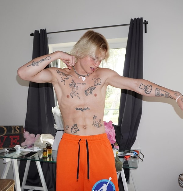 «Я вижу разницу, когда был с деньгами и сейчас, когда без денег. Я выживу, я найду, что делать, я придумаю. Я снова стану популярным. Как не стать популярным, если ты хочешь. Понимаю, если я захочу, то меня не остановить», — самоуверенно заявляет Милохин