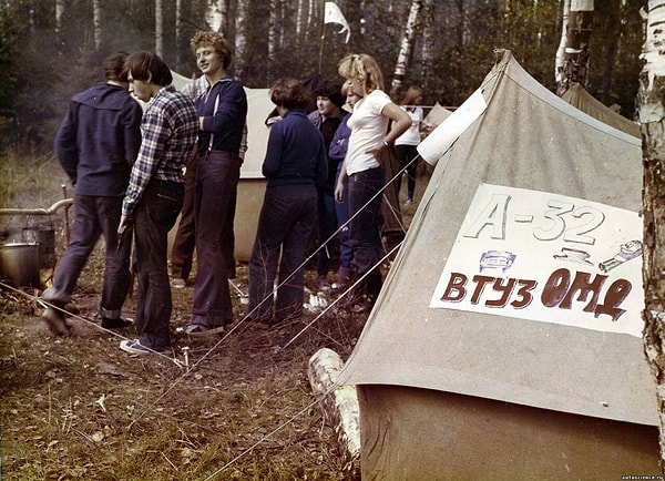 В принципе прожить на стипендию было можно, но те, кто хотел приодеться, подрабатывал по вечерам. Это советским студентам не запрещалось