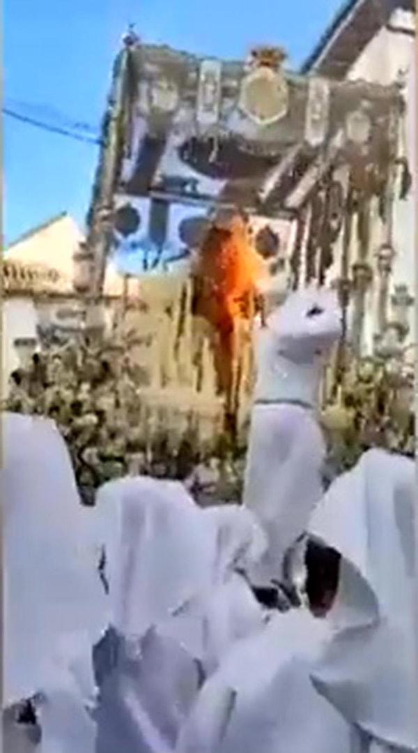 İspanya'nın Vélez-Málaga kentinde Paskalya geçit töreni sırasında Meryem Ana heykeli alevler içinde kalırken heykelin büyük kısmı zarar gördü.
