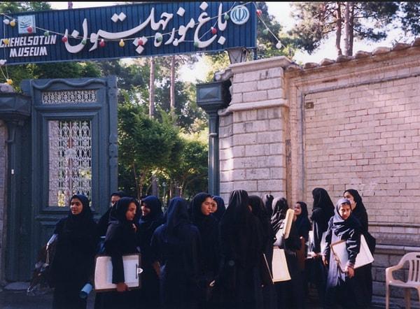 İran'da 30 Kasım 2022'den itibaren kız öğrenciler zehirlenme nedeniyle hastaneye kaldırılıyor. İlk aşamada vakaların salgın nedeniyle ortaya çıktığı iddia edildi.
