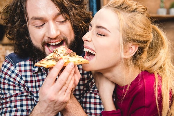 Bunun nedeni çiftlerin dışarıda yemek yeme imkanının çok olması, beraberken yemek siparişi verme oranlarının yüksekliği ve en başta da belirttiğim gibi artık çiftler arasında “dışarıdan nasıl gözüküyorum” baskısının azalmış olmasıdır. Peki çiftler ne yapıyorlar da kilo alıyorlar?