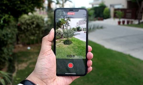 iPhone kullanıcılarının en çok dert yandığı sorunlardan biri de müzik çalarken video çekemiyor olmaktır.