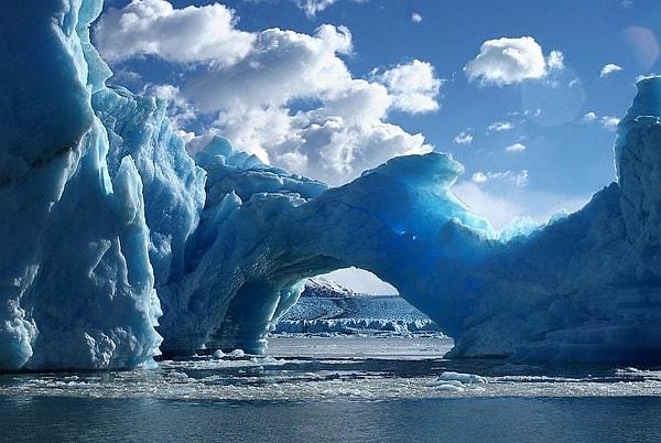 Bu dönemde buzullar ve iklim değişiklikleri, yeryüzündeki pek çok coğrafi yapıyı da etkilemiştir.