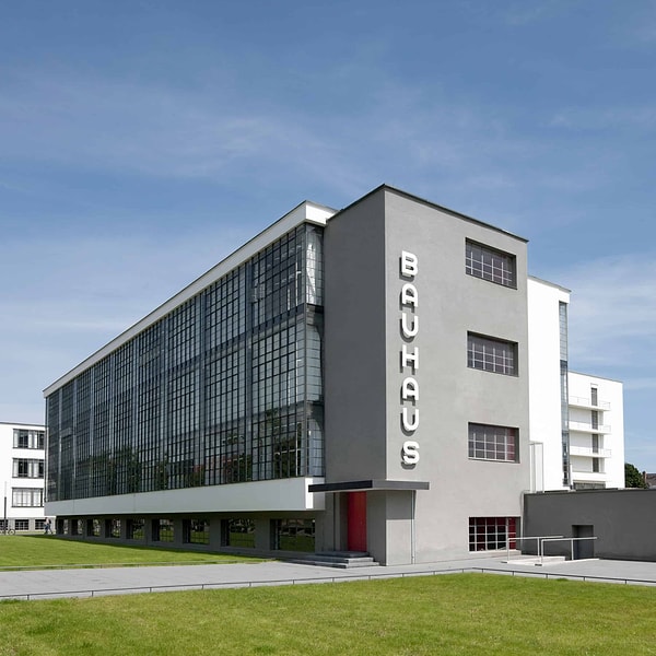Bauhaus, Almancada kelimenin tam anlamıyla "inşaat evi" anlamına geliyor ve aslında her şey bu kelimeyle başladı. Sonrasında bu sanat akımı belirgin estetik ticari markalarla daha büyük bir harekete dönüştü.