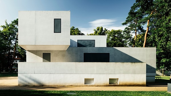 Bauhaus, 1919-1933 yılları arasında süren bir Alman sanat akımıdır. Amacı, tüm sanatsal ortamları tek bir yaklaşımda birleştirmek, bir bireyin sanatını seri üretim ve işlevle birleştirmekti. Bauhaus tasarımı genellikle soyut, köşeli ve geometriktir ve az süslemelidir. Peki bu hareket nasıl ortaya çıktı?