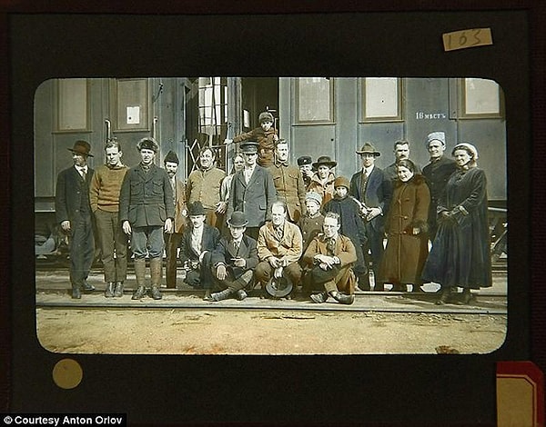 11. Джон решил увидеть то, как происходит революция, собственными глазами, и пошел на военные работы в Юношескую христианскую ассоциацию (YMCA).