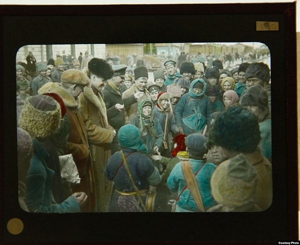 13. Рахилл вернулся в США весной 1918 года – его эвакуировали из России через Китай и Японию. Снимки, которые Рахилл привез с собой, он превратил в слайды, которые можно было показывать публике на большом экране.