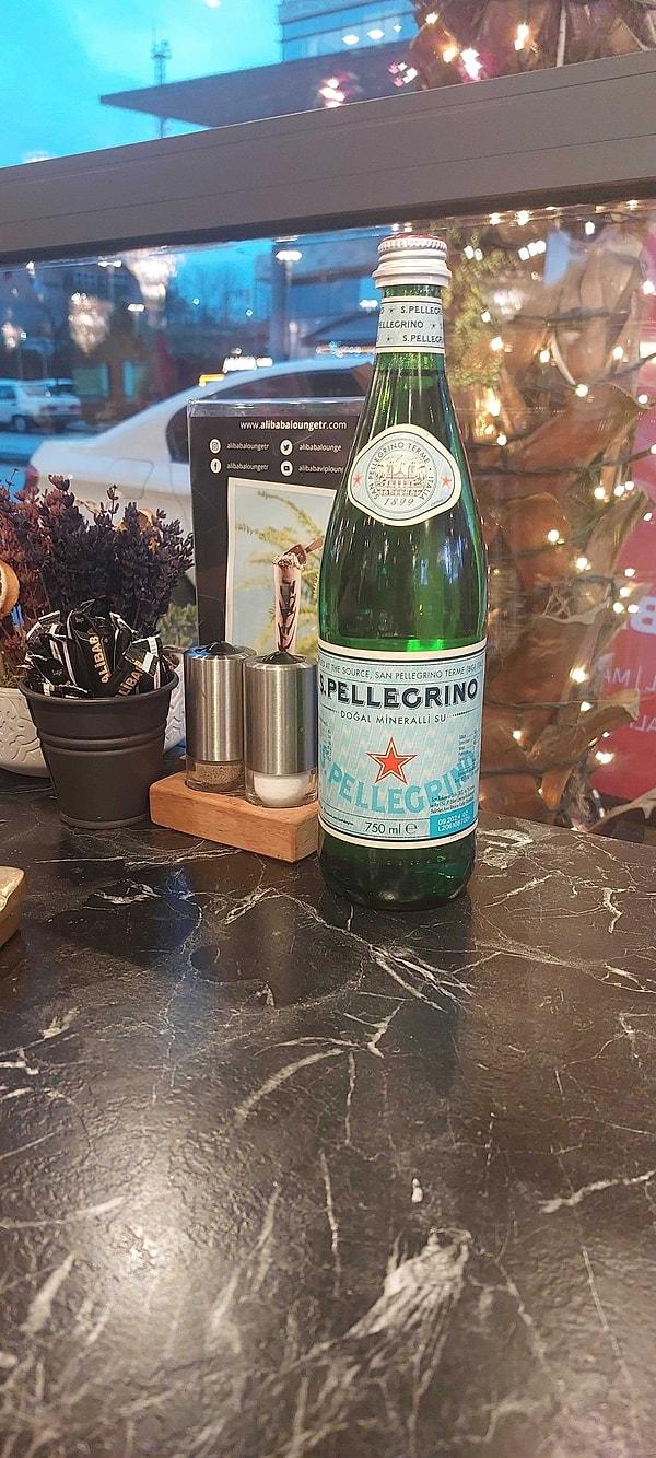 Bize ayrılan yere geçtiğimizde ilk şaşırdığımız şey her masada duran San Pellegrino marka soda şişeleri oldu. Çünkü bu sodalar genellikle mekanların menüsünde "üst segment" olarak bulunur. Yani bu benim için "biz sıradan bir işletme değiliz" mesajını aldığım ilk detaydı.
