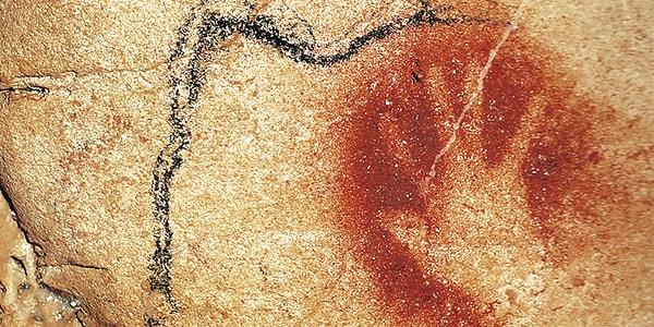 İspanya'daki Maltravieso Mağarası'ndaki bu el resimleri ise yaklaşık 65.000 yaşında. Bu, bölgede modern insanların var olmasından çok önce bir tarih ve neandertaller tarafından aşı boyasıyla yapılmış.