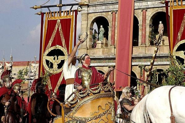 Antik Roma'da kırmızı, Savaş Tanrısı Mars ile ilişkilendirilirdi. Romalı askerler kırmızı tunikler giyerler ve kırmızı kalkan kullanırlardı. Hatta generallerin zafer alayları sırasında yüzleri kırmızıya boyanırdı. Kırmızı aynı zamanda dört Roma araba yarışı takımından birinin rengiydi.