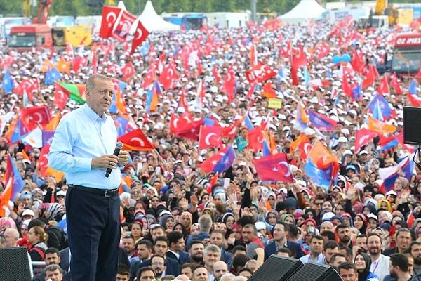 Yaklaşan Cumhurbaşkanlığı seçimi yabancı basının radarına girmeye başladı. Erdoğan'ın adaylık süreci ile ilgili sorunları 6 başlıkta ele alan Bloomberg, Erdoğan'ın yeniden seçilmesinin kesin olmadığını yazdı.