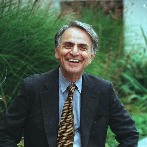Cosmos kitabı ve dizi uyarlaması ile geniş kitlelerce tanınan Carl Sagan’ın hayatı National Geographic Documentary Films başlığı altında Seth McFarlane tarafından belgesele uyarlanıyor.
