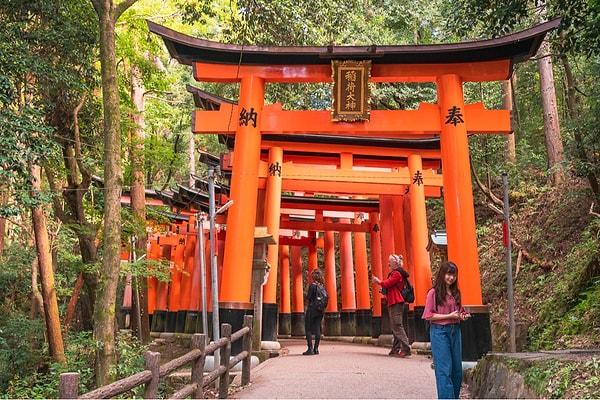 Japonya'da ise kırmızı, ilk zamanlar koruyucu bir anlama sahipti ve bu nedenle Şinto tapınaklarının girişindeki tören kapıları olan torii'yi boyamak için kullanıldı.