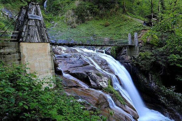 Mençuna Waterfall