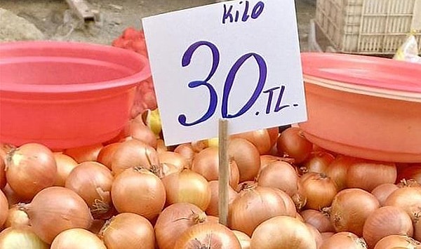 Ancak mutfaktaki yangın bu gelişmeleri arka plana iten en büyük gündem ve soğan da diğer tüm gıda malzemeleri gibi bunun sembollerinden biri...