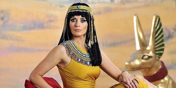 3. Antik Mısır'ın en ünlü hükümdarlarından Kleopatra aslında Mısırlı değildi! Dönemi inceleyen tarih uzmanları, Kleopatra'nın Yunan olduğunu ve Büyük İskender'in generallerinin soyundan geldiğini kanıtladı.