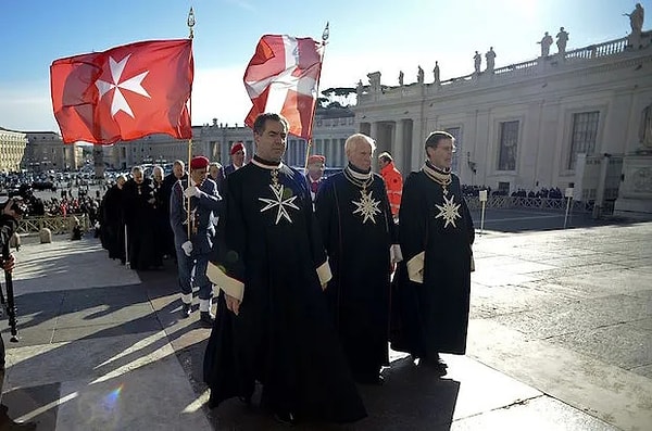 Malta'nın Egemen Askeri Düzeni, ayrıca Malta Düzeni olarak da bilinir: Geleneksel askeri ve şövalyelik düzenine sahip, Katolik olmayan bir dini tarikattir.