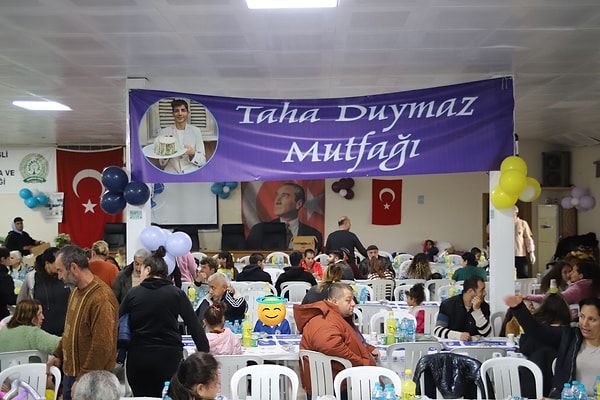 İftar için "Taha Duymaz Mutfağı" yazılı pankartlar astıran şarkıcı, fenomenin ailesiyle de bir araya geldi.