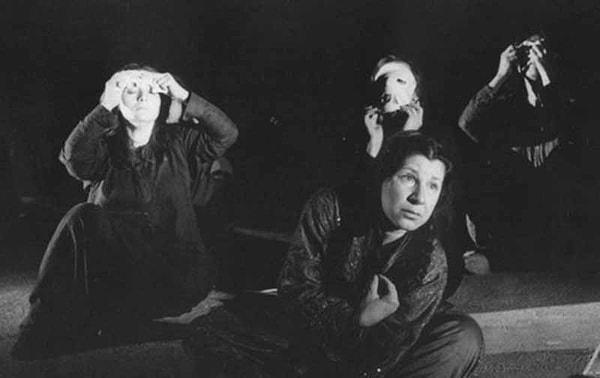 Algan, Türkiye'ye döndükten sonra ise İstanbul Şehir Tiyatroları'nın kadrosuna girer ve 1961'de Tarla Kuşu oyunu ile tiyatroda ilk rolünü oynar. Aynı yıl Hamlet oyununa da hazırlanır ve Ophelia'nın yanı sıra Hamlet'i* de canlandırır.
