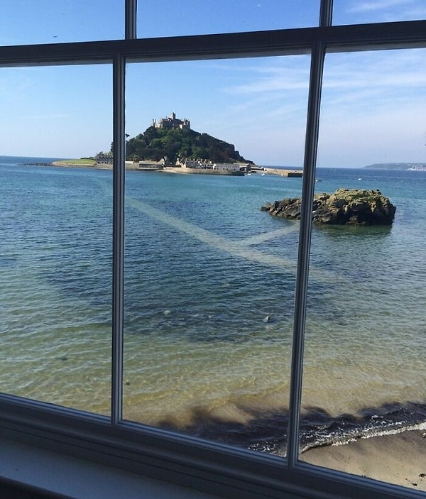 20. «Я работаю в баре, принадлежащем лорду и леди, которые живут в замке на острове, до которого можно дойти только во время отлива»