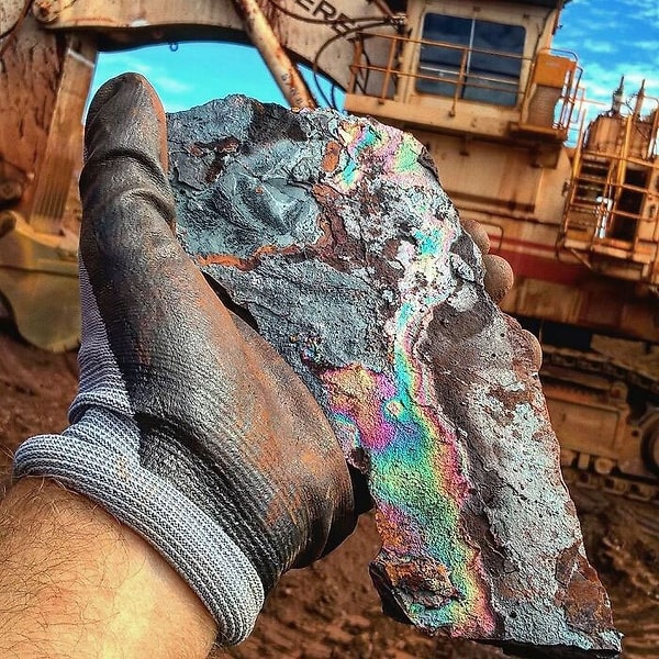 41. «Минерал по имени Тургит — найден сегодня во время работы на шахте по добыче железной руды в Западной Австралии»