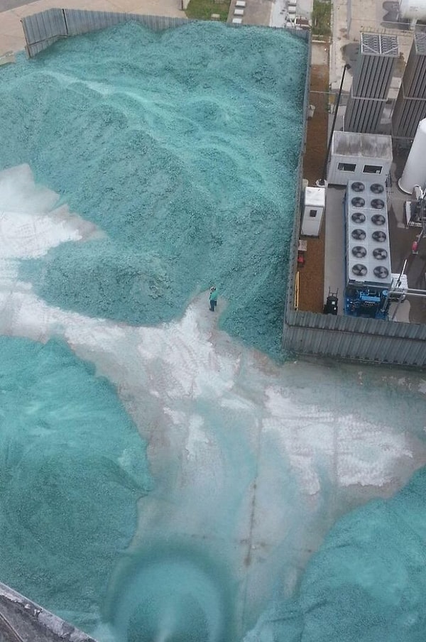 45. «Мой папа работал в мастерской, которая делала автомобильные ветровые стекла. Это избыток, который выдувается в сторону. Человек для масштаба»