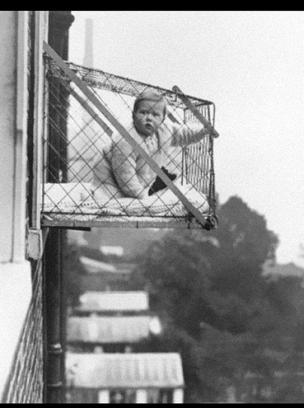 11. Çocukların apartmanda yaşarken yeterince güneş ışığı ve temiz hava almasını sağlamak için tasarlanan bebek kafesleri, 1937